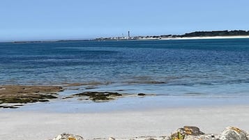 Una spiaggia nelle vicinanze