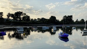 A calm water body with several boats anchored. - Quiet house with garden - Golfe du Morbihan (Baden)