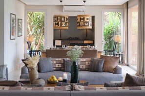 Télévision, cheminée, livres, chaîne hi-fi