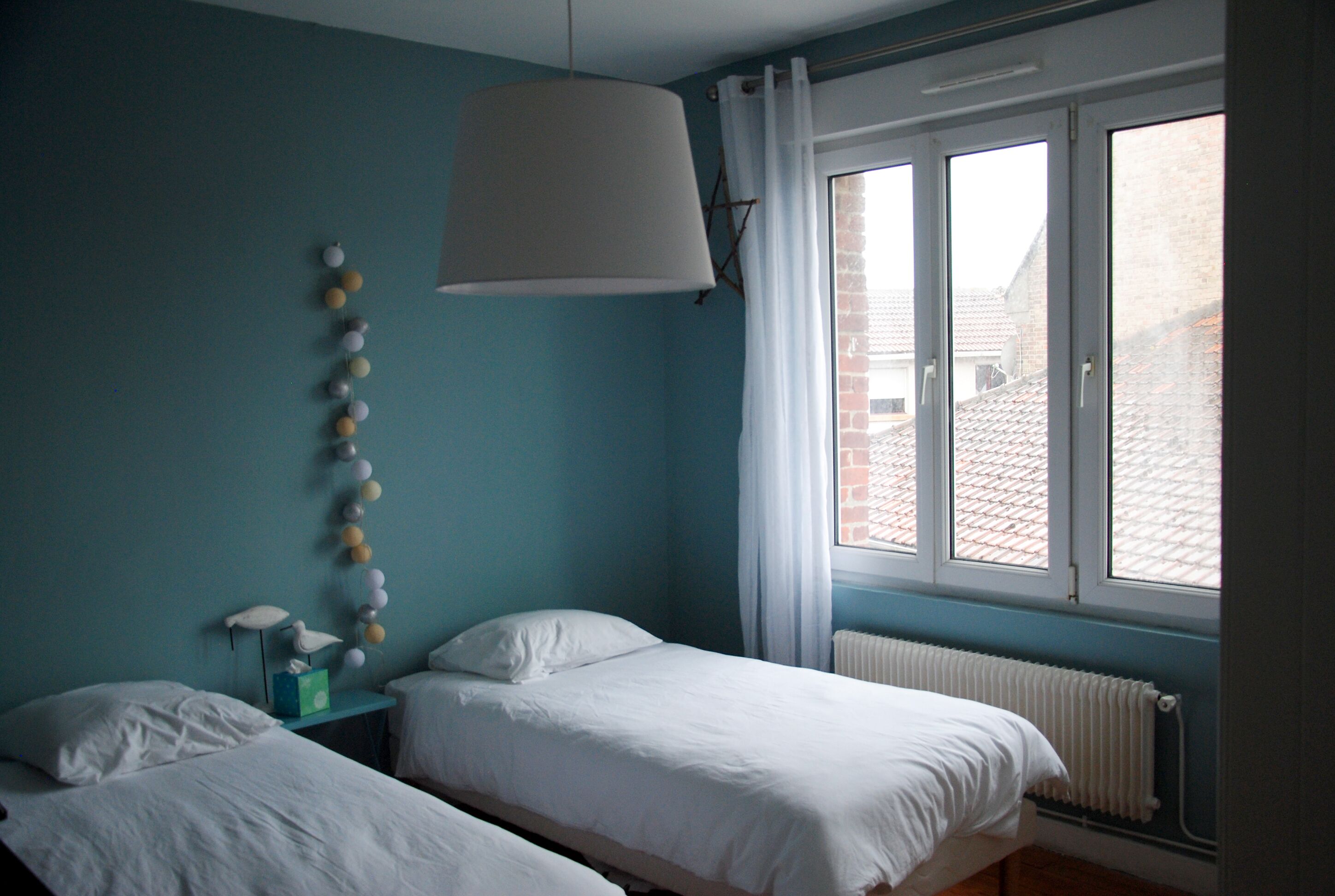 5 chambres, bureau, fer et planche à repasser, lit parapluie