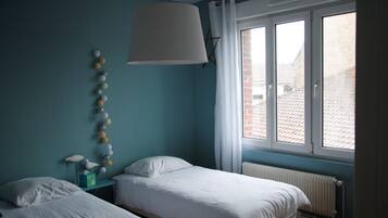 5 chambres, bureau, fer et planche Ă repasser, lit parapluie