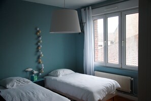 5 makuuhuonetta, työpöytä, silitysrauta/-lauta, vauvan matkasänky