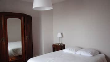 5 chambres, bureau, fer et planche Ă repasser, lit parapluie