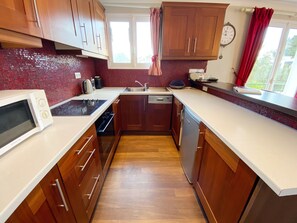 Fridge, microwave, oven, dishwasher - KERPOUM - Apartment in holiday rental 300 m from the beach, Carnac - D29 (Carnac)