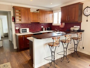 Een koelkast, een microgolfoven, een oven, een vaatwasser