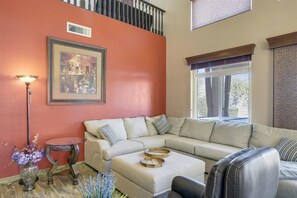 Una Smart TV, una chimenea, libros, una oficina