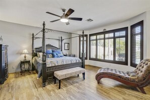 4 dormitorios, caja fuerte, escritorio y tabla de planchar con plancha