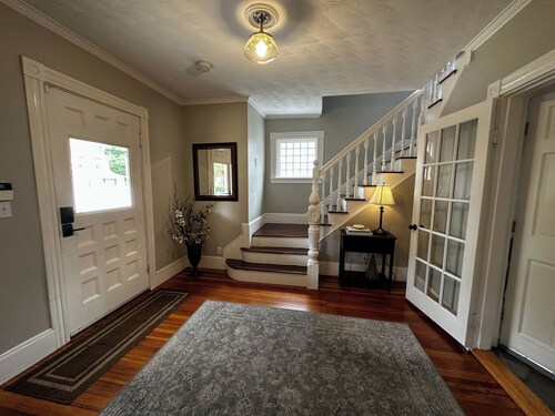 5-bedroom house. Close to airport, bus & train. 10 min from Boston. Sleeps 10.