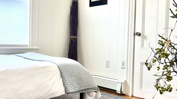 5 bedrooms, iron/ironing board, free WiFi, bed sheets