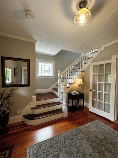 5-bedroom house. Close to airport, bus & train. 10 min from Boston. Sleeps 10.