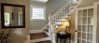 5-bedroom house. Close to airport, bus & train. 10 min from Boston. Sleeps 10.