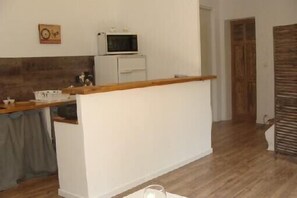 Fridge, microwave, oven, stovetop - Independent studio rental HYERES For 2 Persons (In House) Setting Bucolic (Var)