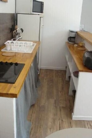 Fridge, microwave, oven, stovetop - Independent studio rental HYERES For 2 Persons (In House) Setting Bucolic (Var)