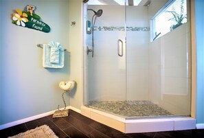 Combined shower/bathtub, hair dryer, towels, soap