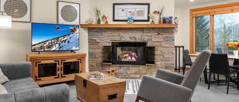 Fernseher, Kamin, Stereoanlage