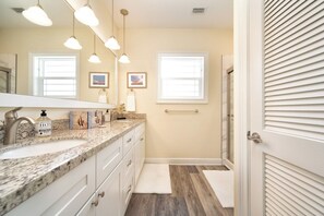 Combined shower/tub, hair dryer, towels
