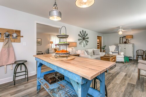 Cozy Cottage located in Franklin, TN on a 6 Acre Mini Farm