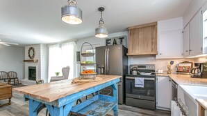 Coffee/tea maker, fridge, microwave, oven - Cozy Cottage located in Franklin, TN on a 6 Acre Mini Farm (Franklin)