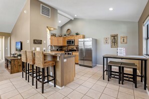 Fridge, microwave, oven, stovetop - Country Club Bungalow, Sleeps 4 (Flagstaff)