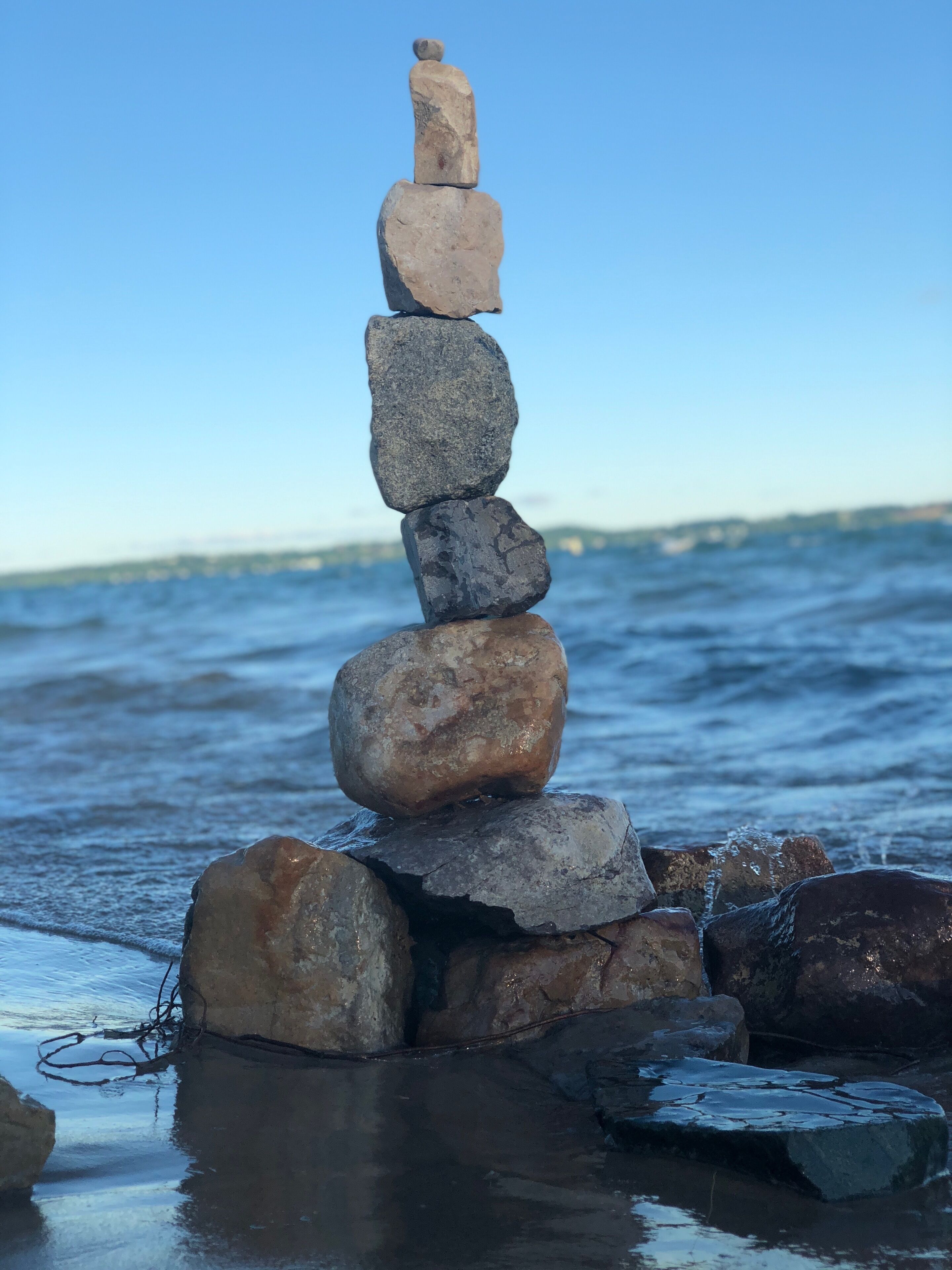 Un accumulo di rocce vicino all'acqua.