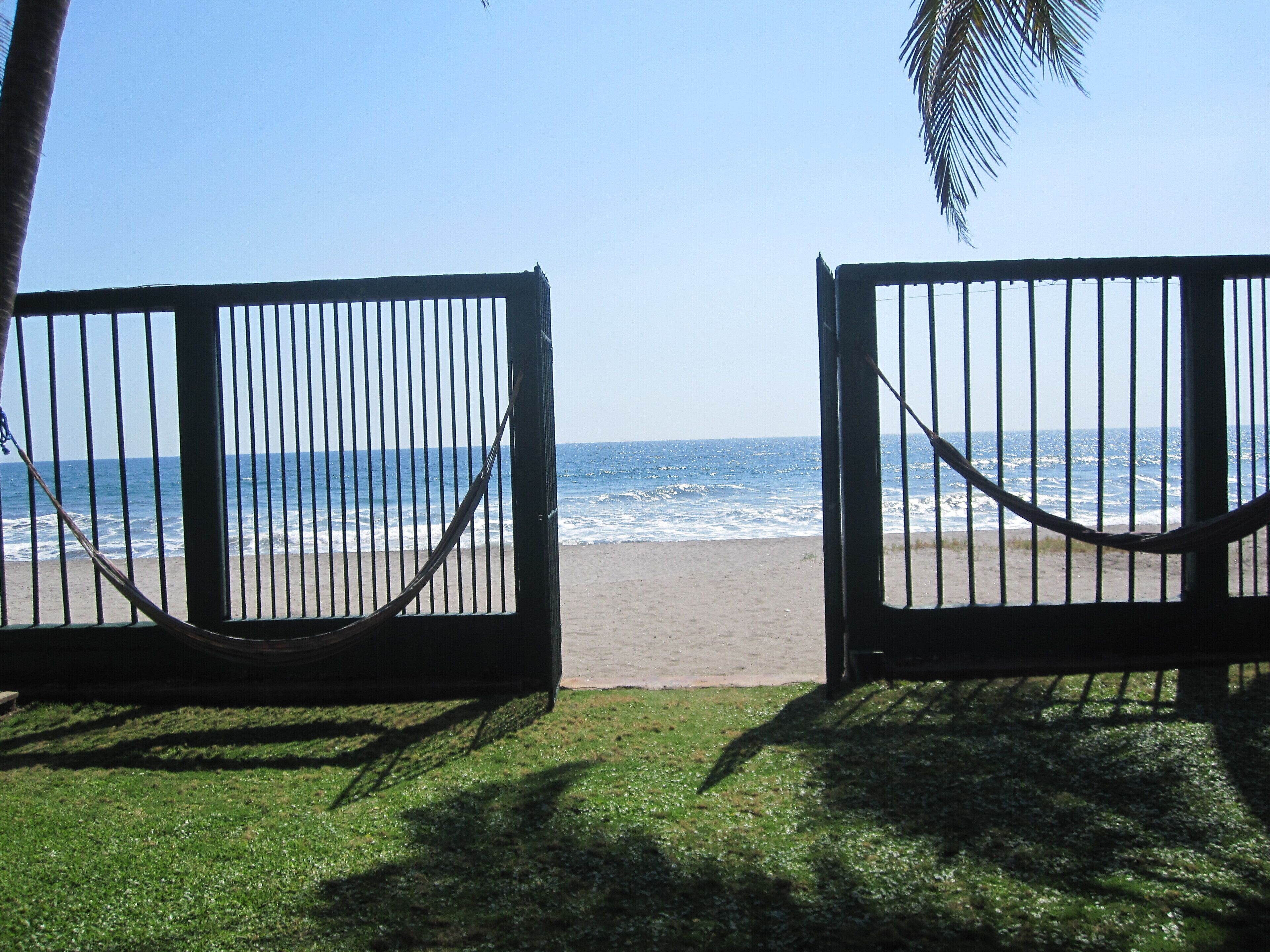 En la playa y camastros 