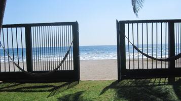 En la playa y camastros