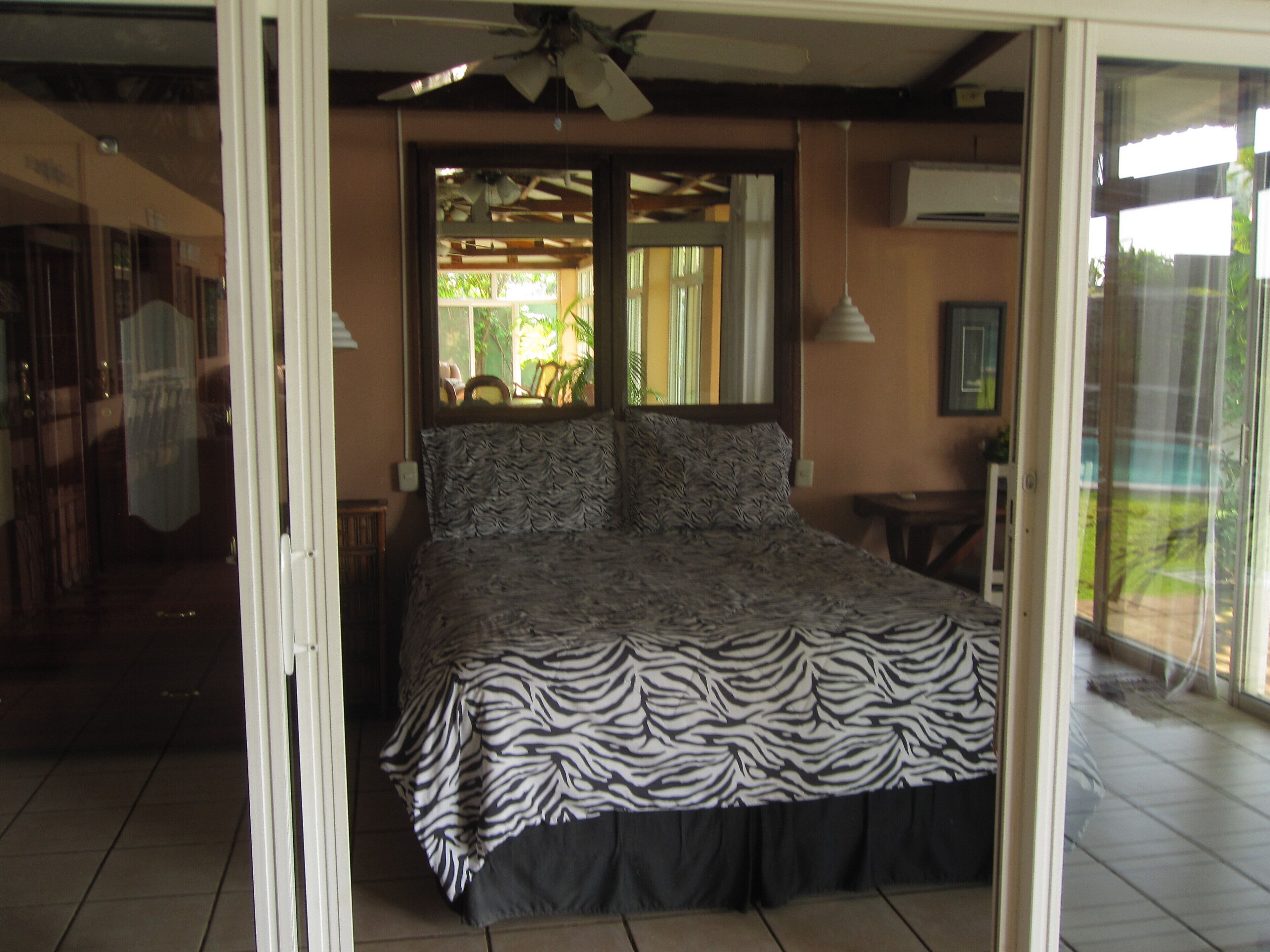 3 chambres, bureau, Wi-Fi gratuit, draps fournis