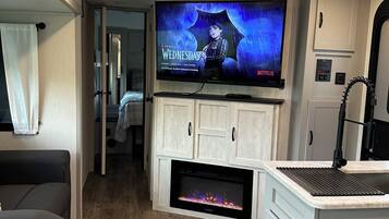 تلفزيون ذكي، مدفأة، كُتُب، طابعة