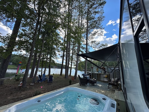 Private & surrounded by water-TRAVELER FAVORITE -Se Habla Español!