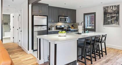 2BR / 2BA Eigentumswohnung in Motherlode, Herz der Altstadt Schritte zum Stadtlift