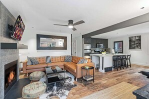 Een flatscreentelevisie, een open haard en een kantoor