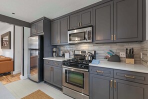 Refrigerador, microondas, horno y parrilla de estufa 