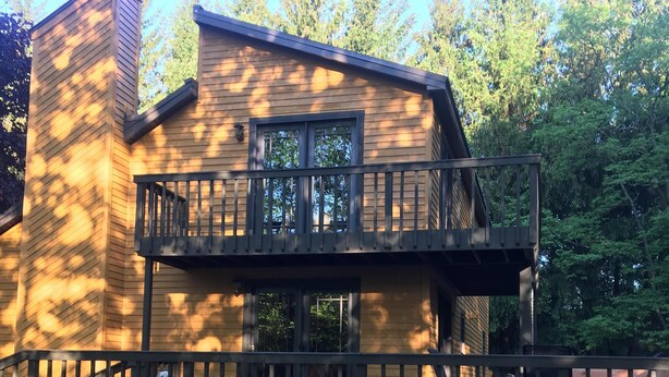 Un bâtiment en bois à deux étages, doté d’un balcon et d’une galerie couverte.
