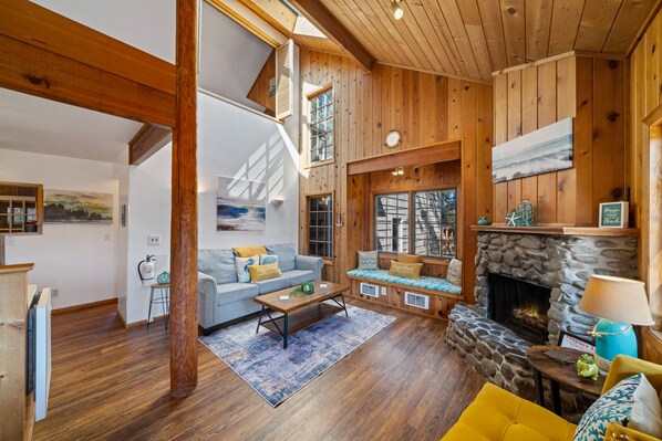 Smart TV, fireplace, DVD player, table football - BP:~HotTub~ShortWalkBeach/Cafe/Golf/Store&Pub~Bikes~Firepit~PingPong~Fenced~Dog (Seaside)