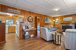 Smart TV, fireplace, DVD player, table football - BP:~HotTub~ShortWalkBeach/Cafe/Golf/Store&Pub~Bikes~Firepit~PingPong~Fenced~Dog (Seaside)