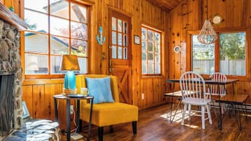 Smart-TV, Kamin, DVD-Player, Tischfußball