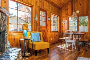 智能電視、壁爐、DVD 播放機、足球機