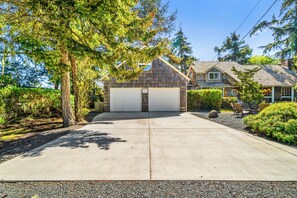 Exterior - BP:HotTub~ShortWalkBeach/Cafe/Golf/Store&Pub~Bikes~Firepit~PingPong~Fenced~Dog (Seaside)
