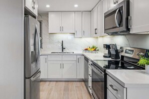 Réfrigérateur, four à micro-ondes, un four, surface de cuisson
