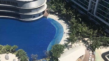 2 outdoor pools