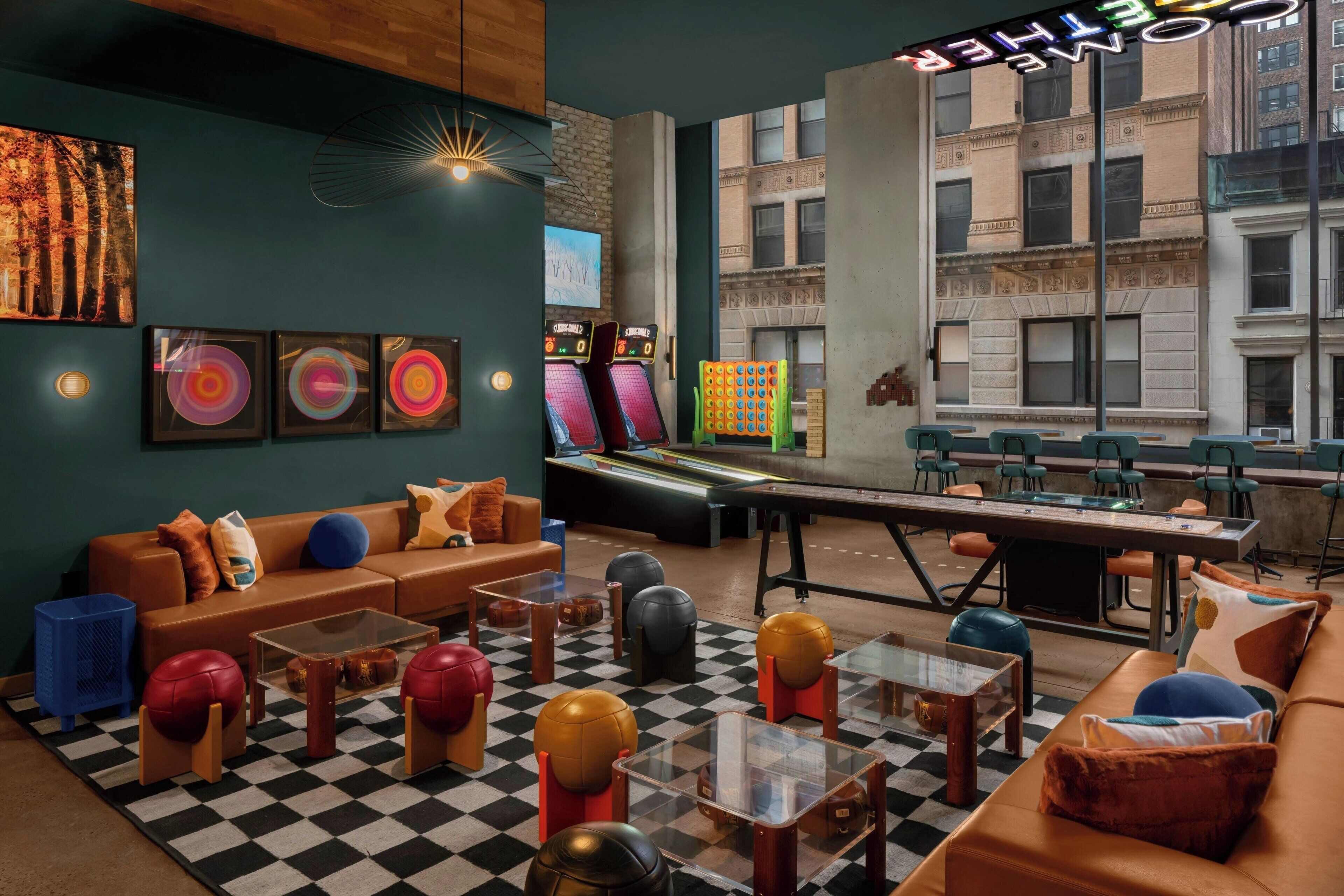 Un espace de détente moderne avec un sol à carreaux, des canapés et une table de billard.