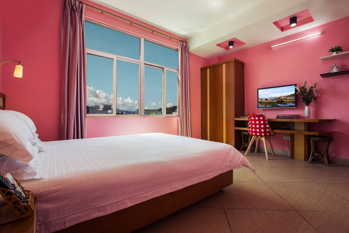 Kamar Double Standar | Brankas, meja kerja, tirai kedap cahaya, dan Wi-Fi gratis