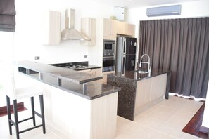 Family Villa | Private kitchen | Full-size fridge, microwave, oven, stovetop