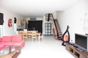 วิลล่าสำหรับครอบครัว | บริเวณนั่งเล่น | ทีวีจอแบน, เครื่องเล่นดีวีดี