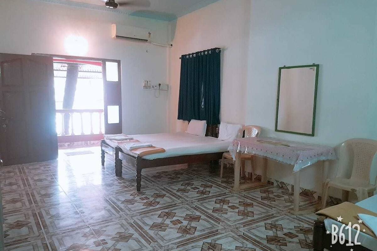 Basic-Doppelzimmer, 2 Doppelbetten, Raucher | Zimmersafe, schallisolierte Zimmer, Zustellbetten, kostenloses WLAN