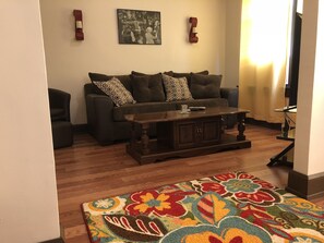 32-Zoll-Smart-TV mit Digitalempfang, Fernseher, Bücher