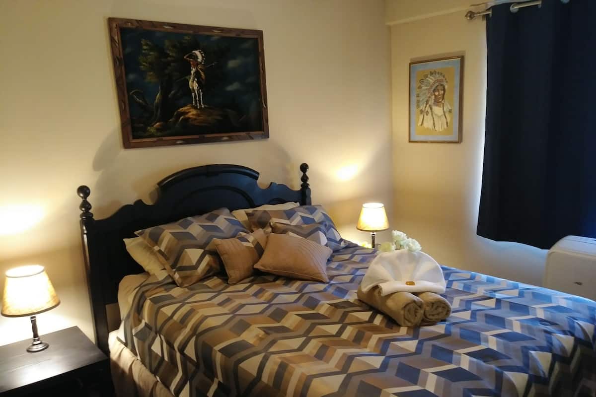 Suite Deluxe, 1 letto queen, non fumatori | Con stile personalizzato, ferro/asse da stiro, Wi-Fi gratuito, lenzuola