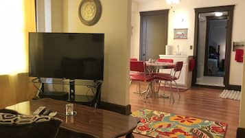 Suite Eksekutif, 2 Tempat Tidur Double, Bebas Asap Rokok | Area keluarga | Smart TV 32-inci dengan saluran TV digital, TV, dan buku