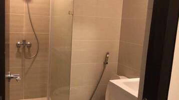 Shower, free toiletries, towels, shampoo
