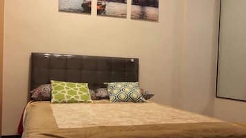 Escritorio, wifi gratis y ropa de cama